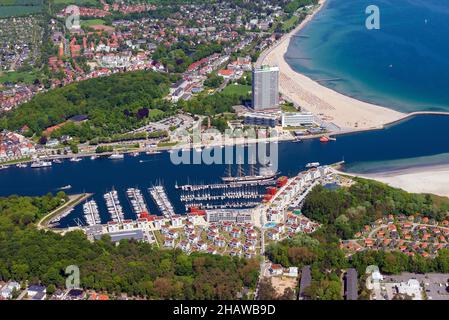 Vue aérienne de l'embouchure de la Trave dans la mer Baltique, rivière, mer, hôtel, plage,port, Passat, maison, vie, eau,Travemuende, Schleswig Banque D'Images