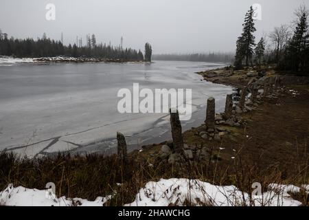 15 décembre 2021, Basse-Saxe, Oderbrück: Des restes de neige se trouvent sur les rives de l'Oderteich dans les montagnes du Harz.Photo: Swen Pförtner/dpa Banque D'Images