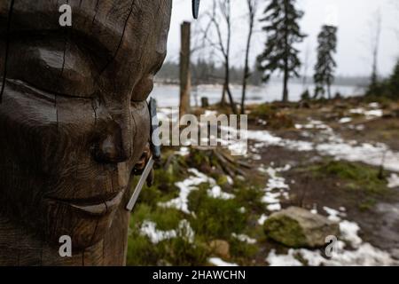 15 décembre 2021, Basse-Saxe, Oderbrück: Des restes de neige se trouvent à côté de la représentation sculptée de Frau Holle à l'Oderteich dans les montagnes du Harz.Photo: Swen Pförtner/dpa Banque D'Images