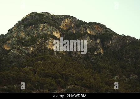 Mugla, Turquie - 5 septembre 2021 : une montagne dans la forêt de Kabak Bay Mugla Turquie Banque D'Images