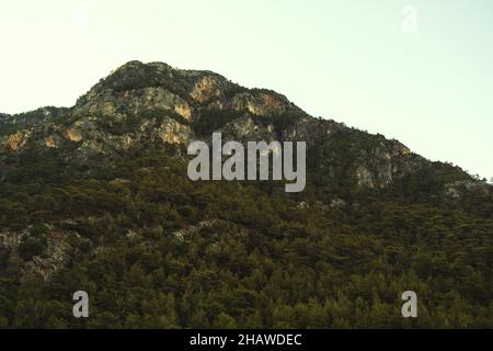 Mugla, Turquie - 5 septembre 2021 : une montagne dans la forêt de Kabak Bay Mugla Turquie Banque D'Images