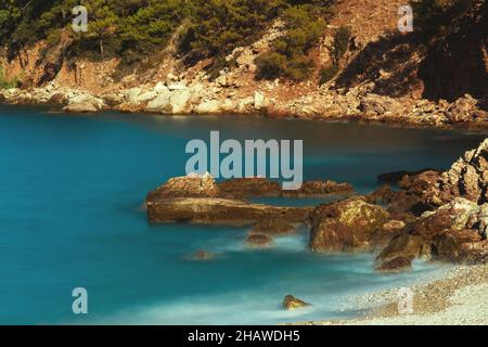 Mugla, Turquie - 5 septembre 2021 : photo en longue exposition de la baie de Kabak à Mugla, Turquie Banque D'Images