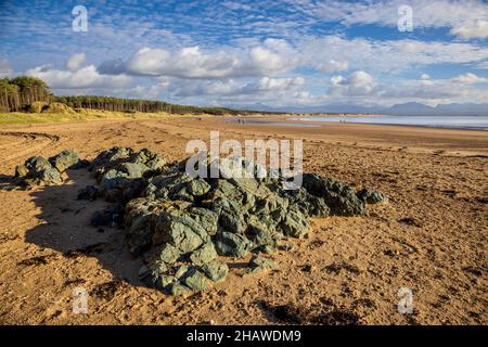 L'oreiller basaltique de Lava se trouve sur la plage de Newborough, à côté de l'île de Llanddwyn, sur l'île d'Anglesey, au nord du pays de Galles Banque D'Images