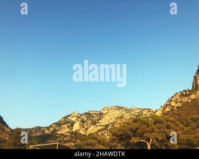 Une montagne dans la forêt dans la baie de Kabak Mugla Turquie Banque D'Images