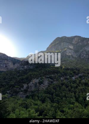 Vue sur la montagne dans la forêt dans la vallée de Kabak Mugla Turquie Banque D'Images