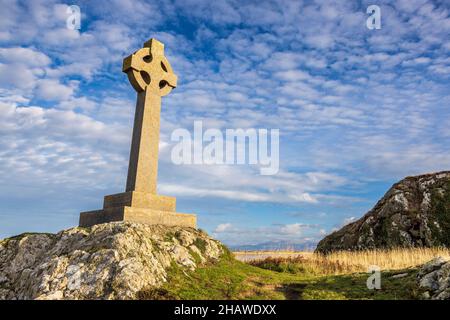 La croix celtique sur Ynys Llanddwyn, île d'Anglesey, au nord du pays de Galles Banque D'Images