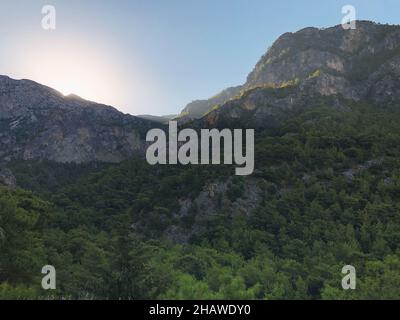 Vue sur la montagne dans la forêt dans la vallée de Kabak Mugla Turquie Banque D'Images