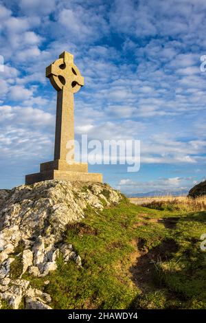 La croix celtique sur Ynys Llanddwyn, île d'Anglesey, au nord du pays de Galles Banque D'Images