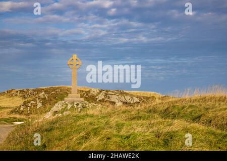 La croix celtique sur Ynys Llanddwyn, île d'Anglesey, au nord du pays de Galles Banque D'Images