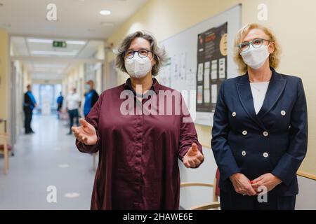 Erfurt, Allemagne.15th décembre 2021.Heike Werner (l, à gauche), ministre du travail, des affaires sociales, des femmes et de la famille de Thuringe, et Annette Rommel, première présidente de l'Association des médecins d'assurance maladie de Thuringe (Kvt), parlent à l'hôpital catholique St. Johann Nepomuk.Aujourd'hui, l'État libre commence la vaccination Covid-19 chez les enfants de cinq à onze ans.Credit: Michael Reichel/dpa/Alay Live News Banque D'Images