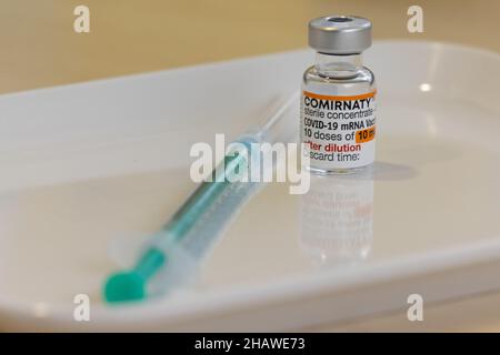 Erfurt, Allemagne.15th décembre 2021.Un flacon de vaccin pédiatrique Corminaty de Biontech/Pfizer se trouve à l'hôpital catholique St. John Nepomuk.Aujourd'hui, l'État libre commence la vaccination Covid-19 chez les enfants de cinq à onze ans.Credit: Michael Reichel/dpa/Alay Live News Banque D'Images