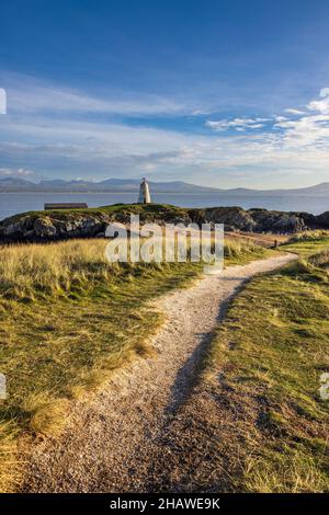 TWR Bach phare sur Ynys Llanddwyn avec les montagnes de Snowdonia en arrière-plan, île d'Anglesey, au nord du pays de Galles Banque D'Images