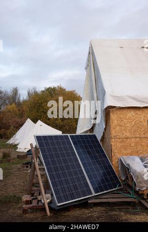 Manifestants dans les champs de Ryebank.Manchester.Les manifestants s'opposent à la vente de terrains à l'Université métropolitaine de Manchester pour le développement de logements.Un camp a été lancé en avril 2021 à la suite d'une campagne intitail menée par des amis des champs de Ryebank. Banque D'Images