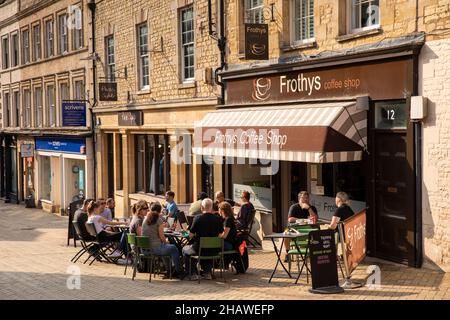 Royaume-Uni, Angleterre, Lincolnshire Stamford, Ironmonger Street, Frothy's coffee shop Banque D'Images