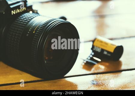 Mugla, Turquie - 6 septembre 2021 : gros plan de l'appareil photo analogique FM Nikon et du film ISO KODACOLOR 35mm 200.Photo éditoriale d'illustration. Banque D'Images