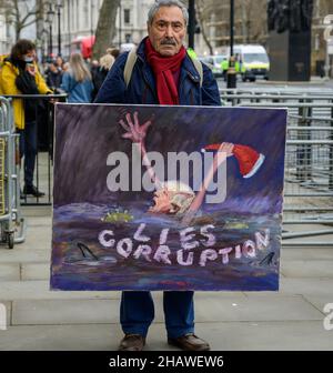 15 décembre 2021, Londres, Royaume-Uni.L'artiste politique Kaya Mar à l'extérieur de Downing Street après que le PM Boris Johnson quitte pour assister aux PMQ au Parlement Banque D'Images