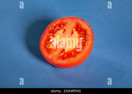 tomate prune sur fond bleu Banque D'Images