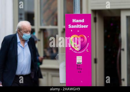 Watford, Royaume-Uni 15 décembre 2021.Un poste de désinfectant pour les mains dans la rue haute à Watford, Hertfordshire.La variante Omicron a été décrite par l'Agence britannique de sécurité sanitaire comme la plus grande menace depuis le début de la pandémie, car le taux de doublement des nouveaux cas s'est accéléré.On continue de s'inquiéter de savoir si le NHS sera dépassé si des cas positifs donnent lieu à un nombre accru d'hospitalisations.Credit: Stephen Chung / Alamy Live News Banque D'Images