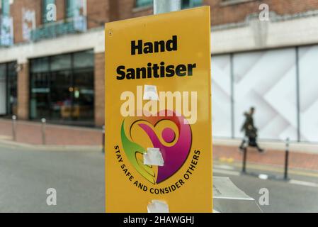 Watford, Royaume-Uni 15 décembre 2021.Un poste de désinfectant pour les mains dans la rue haute à Watford, Hertfordshire.La variante Omicron a été décrite par l'Agence britannique de sécurité sanitaire comme la plus grande menace depuis le début de la pandémie, car le taux de doublement des nouveaux cas s'est accéléré.On continue de s'inquiéter de savoir si le NHS sera dépassé si des cas positifs donnent lieu à un nombre accru d'hospitalisations.Credit: Stephen Chung / Alamy Live News Banque D'Images