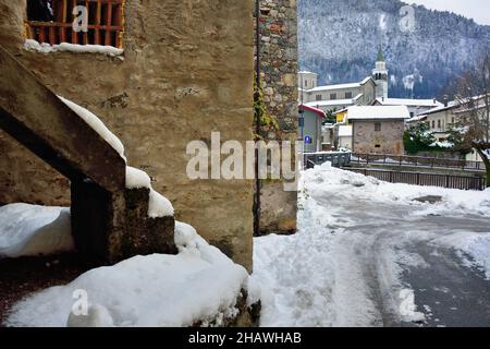 Friuli Venezia Giulia, Italie.Paluzza est une petite ville magnifique sur les Alpes carniques.Paysage d'hiver du village. Banque D'Images