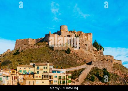 Vue panoramique sur la vieille ville de Cardona, en Catalogne, en Espagne, mettant en valeur le château médiéval de Cardona au sommet de la colline Banque D'Images