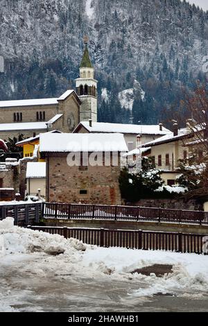 Friuli Venezia Giulia, Italie.Paluzza est une petite ville magnifique sur les Alpes carniques.Paysage d'hiver du village. Banque D'Images