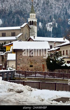 Friuli Venezia Giulia, Italie.Paluzza est une petite ville magnifique sur les Alpes carniques.Paysage d'hiver du village. Banque D'Images