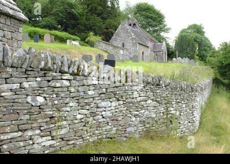 Eglise et cimetière de Saint-Issui derrière un mur de pierre sèche, Partrishow, Powys, pays de Galles Banque D'Images