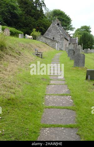 Eglise et cimetière de Saint-Issui avec chemin de pierre, Partrishow, Powys, pays de Galles Banque D'Images