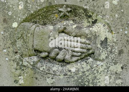 Mains tremblantes (hommes et femmes) sculptées dans la pierre sur une pierre tombale datant de 19th ans, Église Saint-Issui, Partrishow, Powys, pays de Galles Banque D'Images