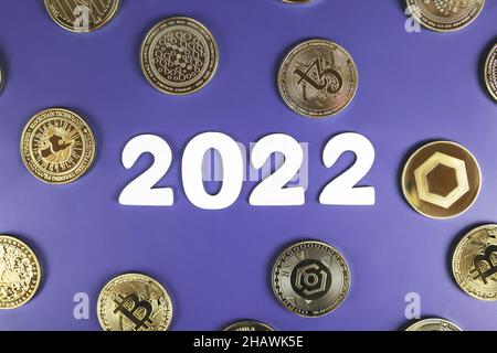 Crypto-monnaie dans la prévision des prix de 2022, concept de prévision de la valeur.Crypto d'or pièces Bitcoin, Uniswap, Nano, Tezos, Ankr,Chaînage à côté des numéros blancs de l'année sur fond violet. Banque D'Images