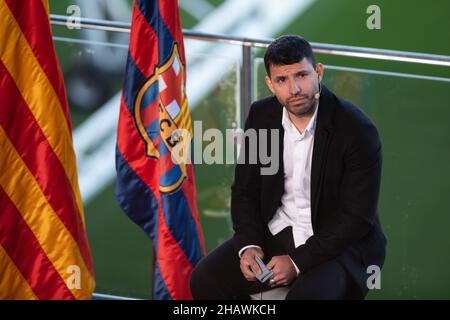 Nou Camp, Barcelone, Espagne.15th décembre 2021.Sergio Kun Aguero conférence de presse: Sergio Kun Aguero lors de la conférence de presse au Camp Nou Stadium, où il a annoncé sa retraite de jouer au football en raison des instructions de ses médecins sur une question cardiaque.Crédit : action plus Sports/Alamy Live News Banque D'Images