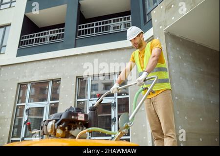 Homme avec équipement spécial travaillant sur le chantier Banque D'Images