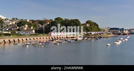 Un train de cross-country passant par le port de Teignmouth, South Devon, service 1V46 le 0645 York à Plymouth. Banque D'Images