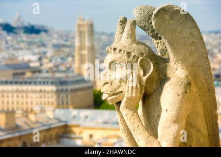 Gargoyle sur la Cathédrale notre Dame, Paris, France Banque D'Images