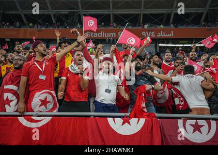 Doha, Qatar.15th décembre 2021.Les fans tunisiens applaudissent dans les stands avant le début du match de football semi-fin de la coupe arabe de la FIFA entre la Tunisie et l'Égypte au stade 974.Credit: Ayman Aref/dpa/Alay Live News Banque D'Images