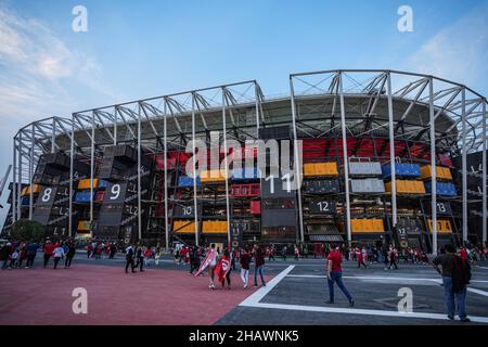 Doha, Qatar.15th décembre 2021.Les fans arrivent sur le lieu d'accueil avant le début du match de football semi-fin de la coupe arabe de la FIFA entre la Tunisie et l'Égypte au stade 974.Credit: Ayman Aref/dpa/Alay Live News Banque D'Images