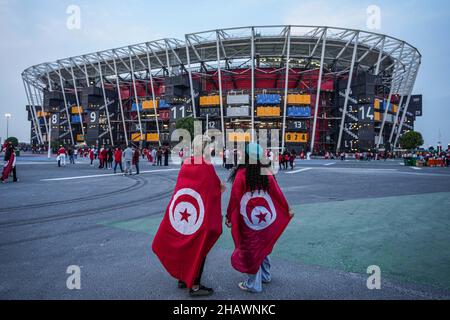 Doha, Qatar.15th décembre 2021.Les fans arrivent sur le lieu d'accueil avant le début du match de football semi-fin de la coupe arabe de la FIFA entre la Tunisie et l'Égypte au stade 974.Credit: Ayman Aref/dpa/Alay Live News Banque D'Images