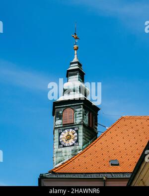 Plan vertical de la tour d'horloge dans le centre de Ljubljana, Slovénie. Banque D'Images