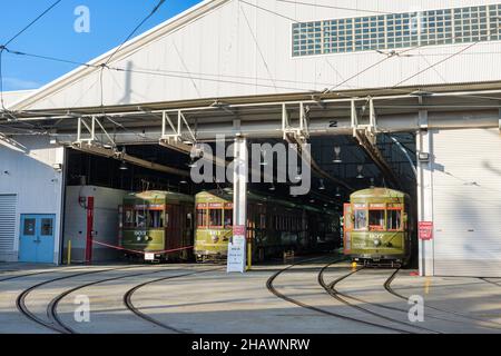 LA NOUVELLE-ORLÉANS, LA, États-Unis - 19 SEPTEMBRE 2021 : grange de tramways, avec tramways, sur Willow Street Banque D'Images