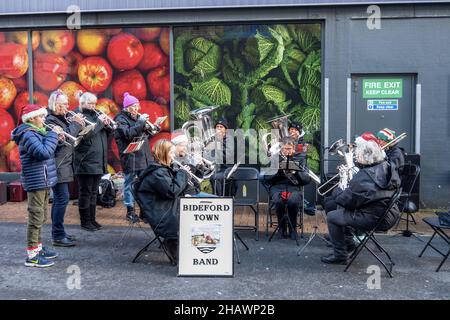 BIDEFORD, DEVON, ANGLETERRE - 4th DÉCEMBRE 2021 : le groupe Bideford Town Brass crée un esprit de Noël. Banque D'Images