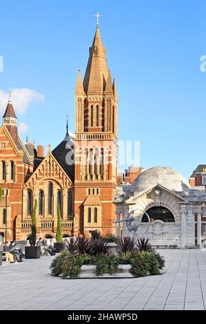 Terrasse sur le toit et entrée en pierre de Portland très ornée à la sous-station électrique Brown Hart Gardens, flèche de la cathédrale de la Sainte famille au-delà de Mayfair Londres Banque D'Images