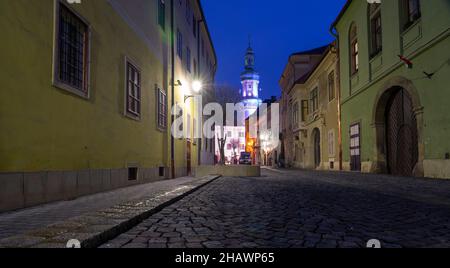 Rue étroite de Sopron illuminée en Hongrie Banque D'Images
