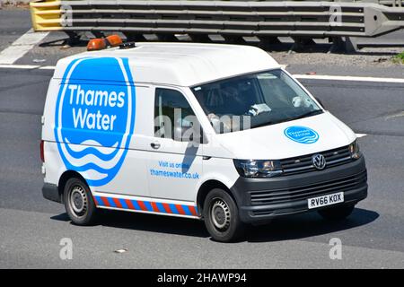 Thames Water Van chauffeur close up vue avant et latérale blanc VW Volkswagen Private Utility Company logo bleu graphique conduisant sur l'autoroute M25 Angleterre Royaume-Uni Banque D'Images