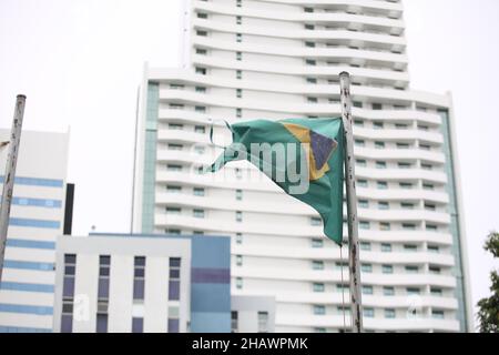 salvador, bahia, brésil - 10 novembre 2017 : le drapeau du Brésil est visible sur un bâtiment commercial de la ville de Salvador. Banque D'Images