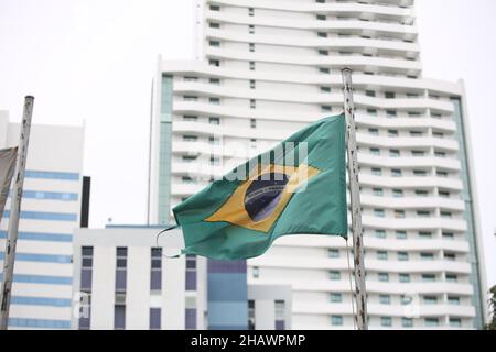 salvador, bahia, brésil - 10 novembre 2017 : le drapeau du Brésil est visible sur un bâtiment commercial de la ville de Salvador. Banque D'Images