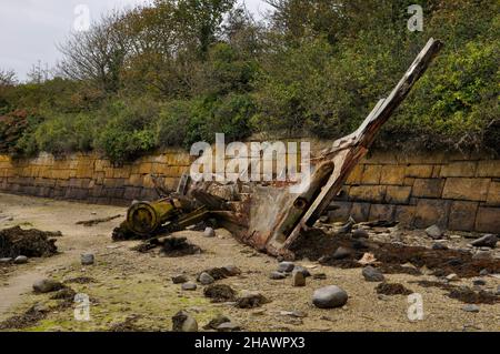 Vestiges d'un bateau en bois nausérage sur la plage dans l'estuaire marécagaire de la rivière Hayle nr St.Ives à Cornwall, Royaume-Uni Banque D'Images