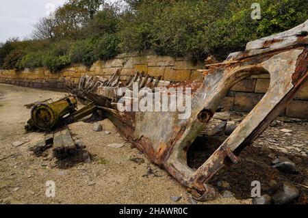 Vestiges d'un bateau en bois nausérage sur la plage dans l'estuaire marécagaire de la rivière Hayle nr St.Ives à Cornwall, Royaume-Uni Banque D'Images