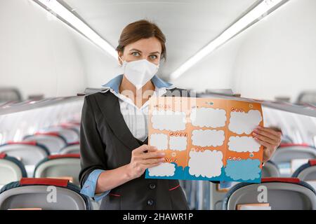 Femme navigant dans un livret d'instructions portant un masque facial Banque D'Images