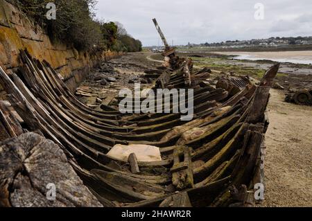 Restes de la coque d'un bateau en bois nauséré sur la plage dans l'estuaire de la marée de la rivière Hayle nr St.Ives à Cornwall, Royaume-Uni Banque D'Images